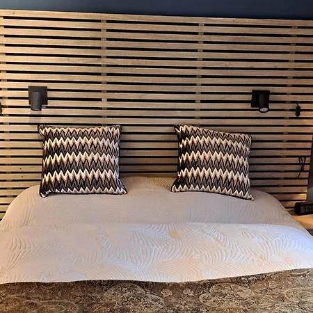 6 Person In Svensby-by Traum