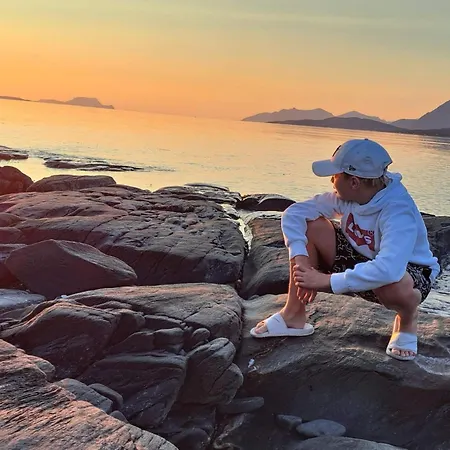 6 Person In Svensby-by Traum